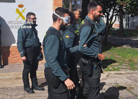 La Guardia Civil realiza un taller de formación para asistencia a personal con discapacidad visual