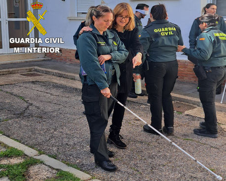 La Guardia Civil realiza un taller de formación para asistencia a personal con discapacidad visual