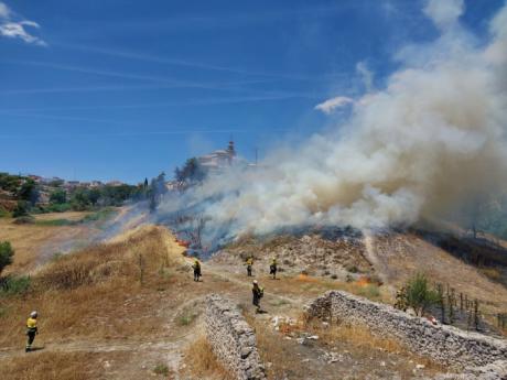 Unos 25 bomberos forestales participan en una quema prescrita para proteger Tarancón de incendios