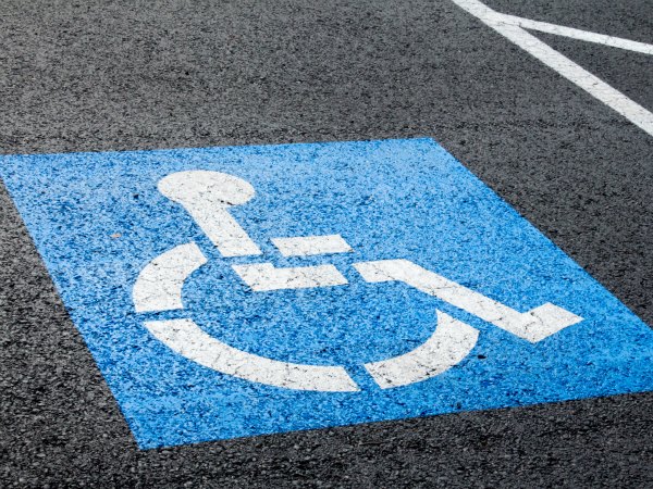 El PSOE denuncia que la alcaldesa de Priego no ubica una plaza para personas con discapacidad en la principal zona comercial