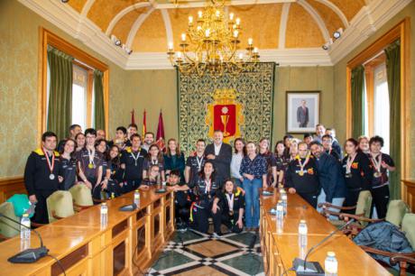El alcalde de Cuenca felicita al club deportivo amiab de atletismo por sus logros en esta temporada