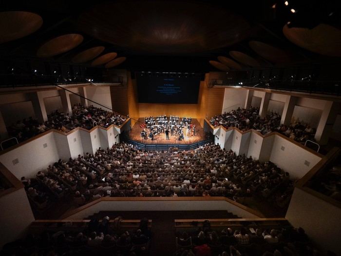 Solistas, coro y orquesta de la SMR de Cuenca, dirigidos por Andoni Sierra, durante la interpretación de El Mesías ante un Teatro Auditorio lleno.