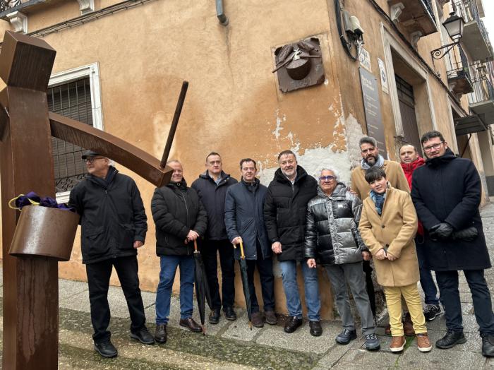 Inauguran la Plaza de la Turba con una placa en honor a los Turbos