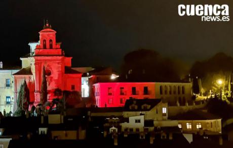 El Hospital de Santiago se ilumina de rojo carmesí por el cumpleaños del rey Felipe VI