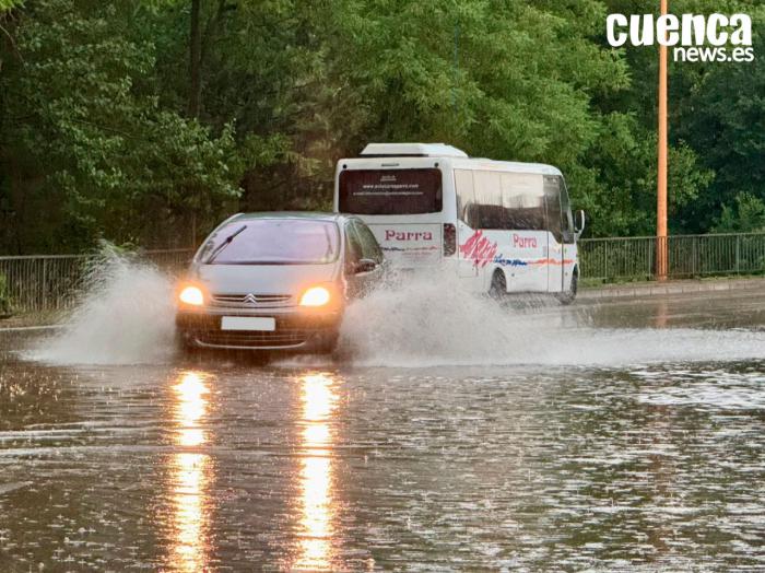 Truenos, relámpagos y más de 17 litros de agua colapsan Cuenca en la tormenta más fuerte del verano