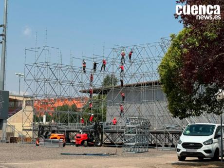 Comienza el montaje del escenario del nuevo recinto de conciertos de la Feria de San Julián