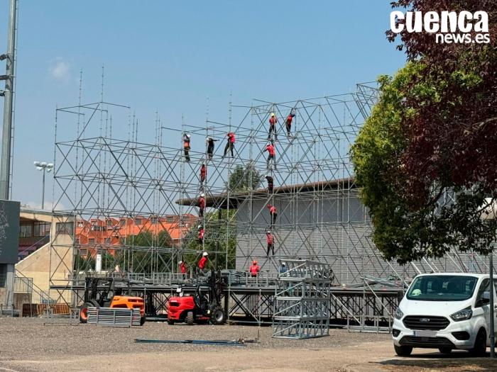 Comienza el montaje del escenario del nuevo recinto de conciertos de la Feria de San Julián