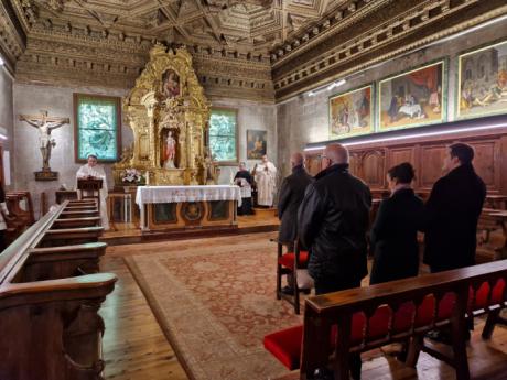 El Ayuntamiento cumple con el voto a la Candelaria durante la misa en la Catedral