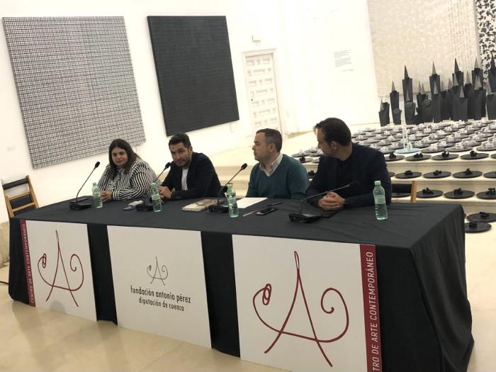 Carlos del Amor debate con los lectores sobre el “peculiar” universo, “a caballo entre la ficción y la realidad”, que ofrece en ‘Emocionarte’