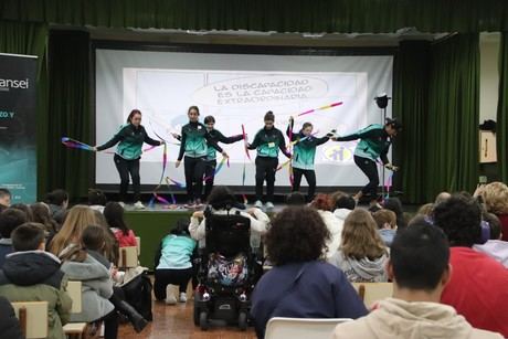 Ayuntamiento y CEE Infanta Elena conmemoran el Día Internacional de las Personas con Discapacidad con actividades inclusivas