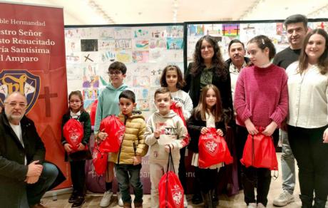 La mirada de casi un millar de escolares dibuja la Semana Santa en El Mirador