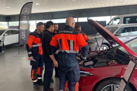 Los bomberos de la capital se forman de cara a intervenciones en accidentes de tráfico de vehículos eléctricos