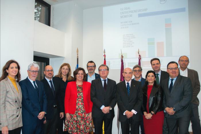 En la foto de mesa, de izquierda a derecha, Jiménez, Franco, Collado, Torres y Sáez. Se adjunta también foto de familia.