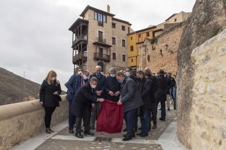 Una placa luce ya en Canónigos conmemorando el 25 aniversario de Cuenca como Ciudad Patrimonio de la Humanidad