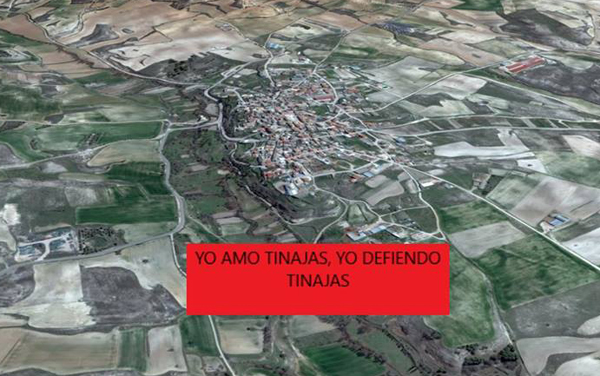 Imagen que los vecinos de Tinajas están utilizando para mostrar su oposición a las nuevas granjas avícolas