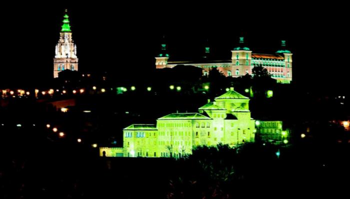 Toledo ilumina de verde este martes varios espacios para concienciar sobre la Esclerosis Lateral Amiotrófica