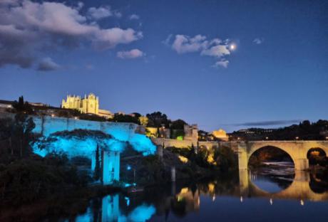 Toledo se suma este lunes al Día Mundial del Refugiado con la iluminación en color azul de distintos monumentos