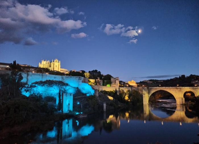 Toledo ilumina de azul claro la puerta de Alcántara y el torreón de la Cava con motivo del Día Mundial de la Neumonía