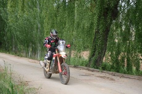 Tosha Schareina se impone bajo la lluvia en el primer sector selectivo de la Baja TT Cuenca 2026