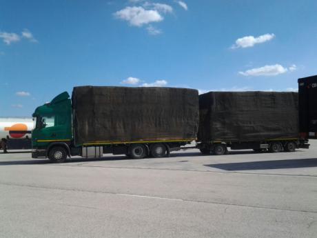 Aprobada la propuesta socialista para ampliar la altura máxima de los vehículos pesados dedicados al transporte de paja