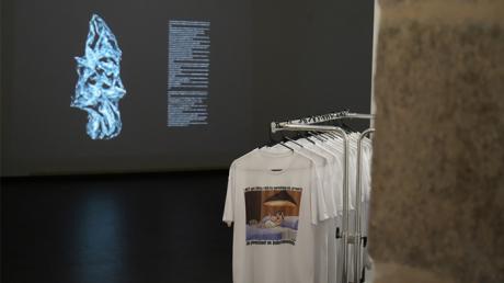 Crítica satírica al capitalismo en la exposición "Turbofuturismo"  
