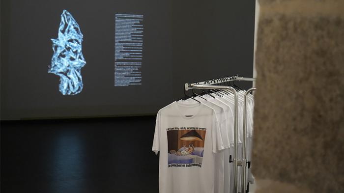 Crítica satírica al capitalismo en la exposición 'Turbofuturismo'  