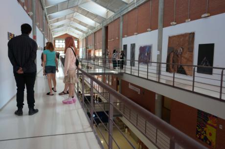 La Facultad de Bellas Artes se convierte en una macrosala de exposiciones con “Happy Accidents”