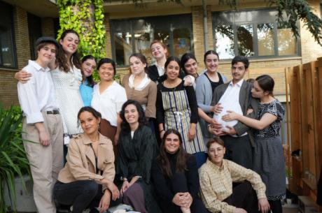 El grupo de teatro universitario de Cuenca lleva al Paraninfo ‘Manzanas podridas’, una comedia que cuestiona los prejuicios