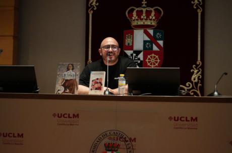 Óscar Cebolla une arte y Trabajo Social en una ponencia en el campus de Cuenca