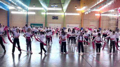Estudiantes de la UCLM y centros educativos de Cuenca interpretan una jota manchega adaptada con motivo del 40 aniversario de la universidad durante la jornada solidaria celebrada en el pabellón Luis Yúfera.