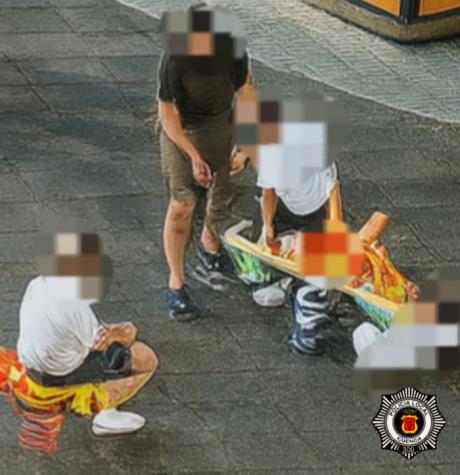 La Policía Local investiga a cuatro jóvenes por vandalismo en el área infantil de la plaza de la Constitución