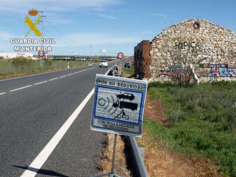 La Guardia Civil investiga a una persona que conducía un turismo a 226 km/h.