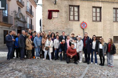 La ciudad de Toledo rinde homenaje a APANAS con una placa en la Plaza del Horno de la Magdalena