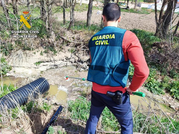 La Guardia Civil esclarece varios episodios de intoxicación por inhalación de ácido sulfhídrico (H2S) que provenía de vertidos de una empresa a la red de alcantarillado de Barcience