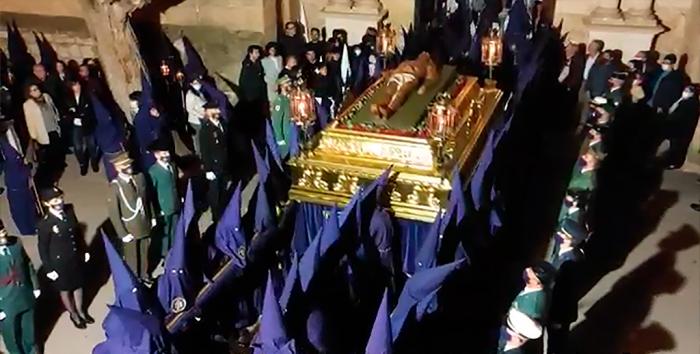 Procesión del Viernes Santo en Mota del Cuervo con Homenaje de las Fuerzas y Cuerpos de Seguridad del Estado