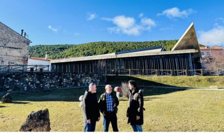 El delegado provincial de Desarrollo Sostenible, José Ignacio Benito, durante su visita al centro de interpretación de Tragacete, uno de los equipamientos que ha incorporado sistemas de energía solar.