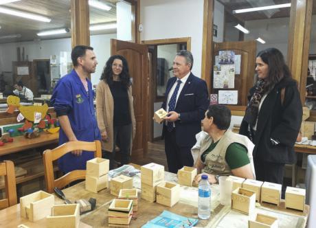 La Fundación Globalcaja mejora la accesibilidad del centro residencial AFRAMAS con la donación de una silla motorizada