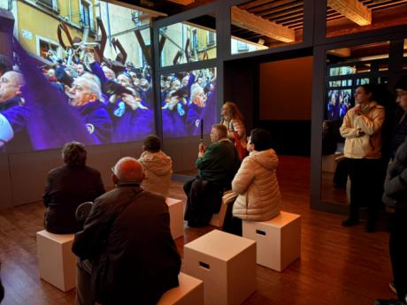 Afiliados de la ONCE viven una experiencia multisensorial en el Museo de Semana Santa de Cuenca