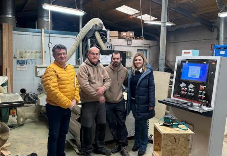 La delegada provincial Arancha Poveda, durante su visita a un taller artesano de la provincia para conocer el impacto de las ayudas a la digitalización.