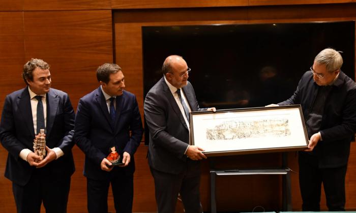 Martínez Guijarro destaca el potencial vitivinícola y energético de la región en China