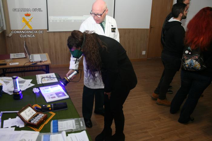 La Guardia Civil recibe la visita de alumnos universitarios