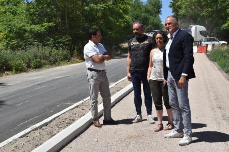 Comienzan los trabajos de asfaltado en el carril peatonal que unirá Tarancón con la ermita de la Virgen de Riánsares