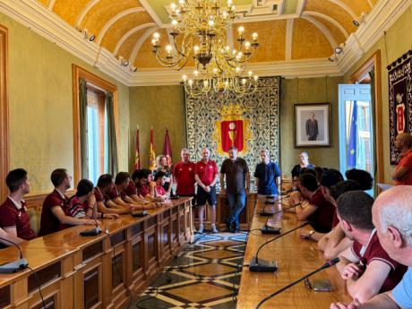 El Ayuntamiento de Cuenca recibe al FS VivoCuenca tras su ascenso histórico a Segunda B