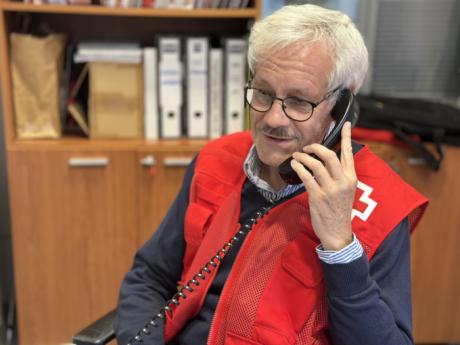 Dos conquenses llevan más de un año ayudando a combatir la soledad con Cruz Roja