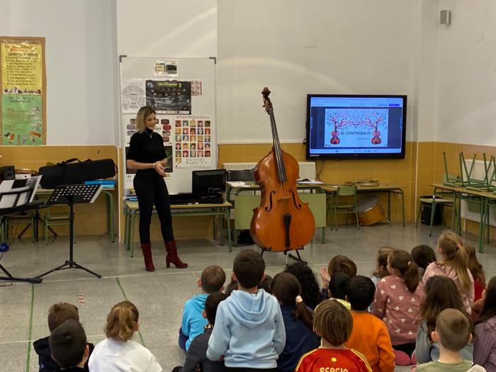 El colegio Ciudad Encantada celebra el Día de Santa Cecilia con un taller musical dedicado al contrabajo