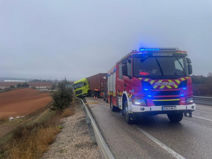 El accidente de un tráiler en la circunvalación de Cuenca provoca el cierre de un carril durante varias horas