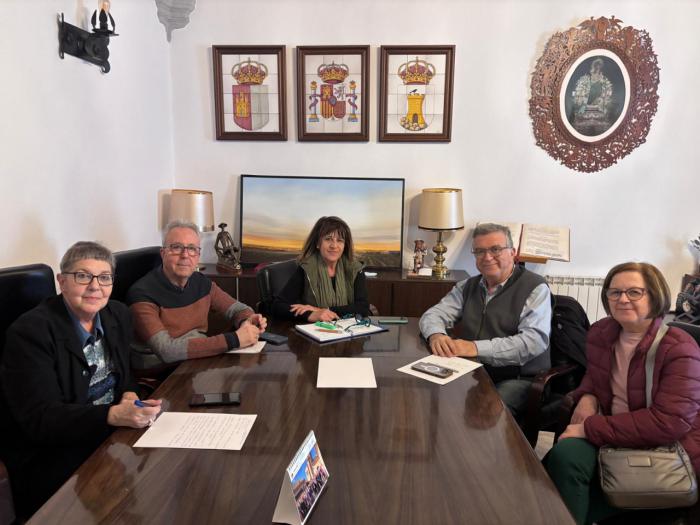 Reunión entre el Ayuntamiento de Mota y Amigos de los Molinos que marca el inicio de la Quijotada 2025