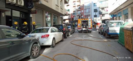 Los Bomberos sofocan un incendio de una cocina en un bar de Dalmacio García Izcara