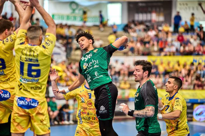 Un gol in extremis de Dalmau Huix da la victoria al Villa de Aranda ante el Balonmano Cuenca (35-34)