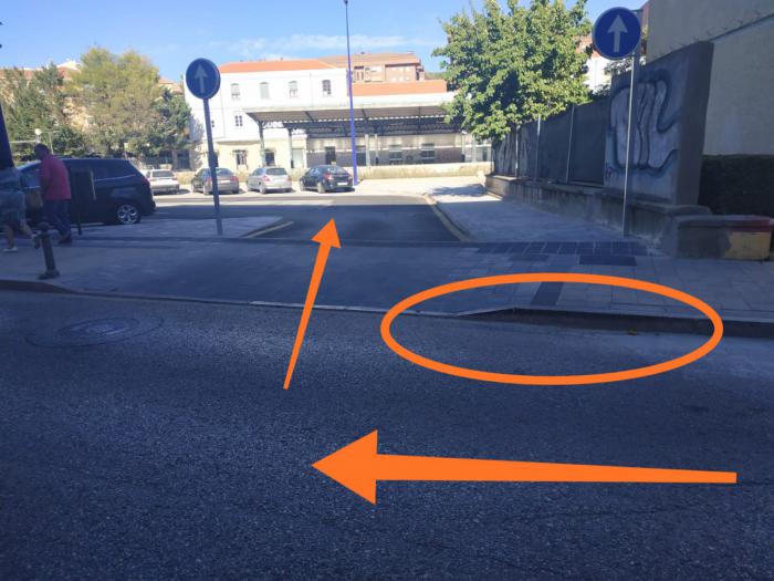 Entrada a aparcamientos del Paseo de San Antonio genera daños en vehículos, según vecinos